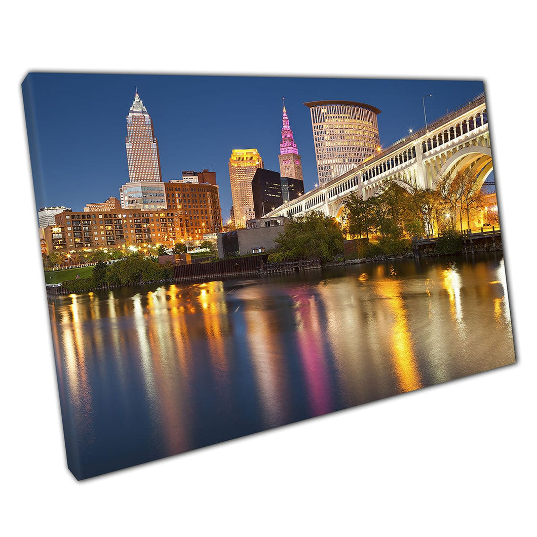 Schöne lebhafte goldene Skyline -Stadtlandschaft der Innenstadt von Cleveland im Twilight Wall Art Print auf der Leinwand mit Leinwand Druck