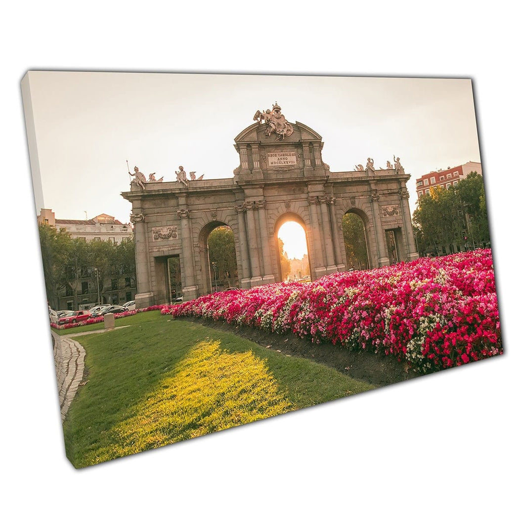 The Alcala Door (Puerta de Alcala) Sole che splende attraverso il famoso punto di riferimento di Madrid Spagna Wall Art Stampa su tela di tela montata